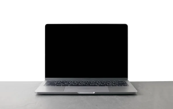 Vista frontal do laptop está na mesa de trabalho — Fotografia de Stock
