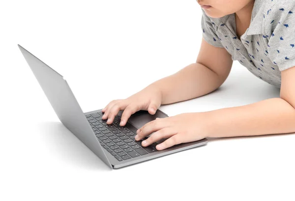 Ásia gordura menino estudante usando laptop para fazer lição de casa isolado — Fotografia de Stock