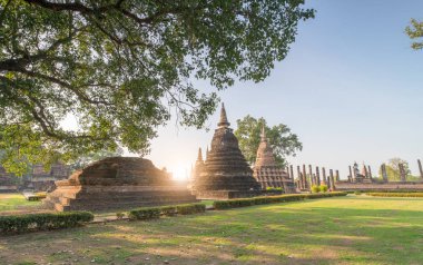 Sukhothai Tarih Parkı gündoğumu ile. 