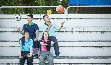 Grup genç öğrenci s oyun spor amfitiyatro, sağlıklı con