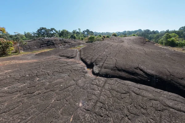 Gran roca en el sendero natural en el Parque Nacional Phu Hin Rong Kla — Foto de Stock