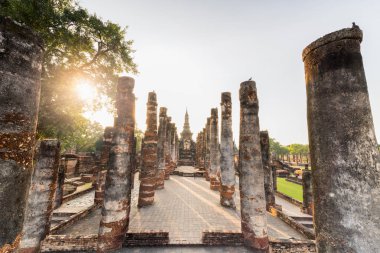 Sukhothai Tarih Parkı gündoğumu ile. 
