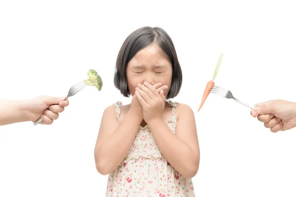 Azjatycki dziecko dziewczynka z wyrazem wstręt przed warzywami — Zdjęcie stockowe