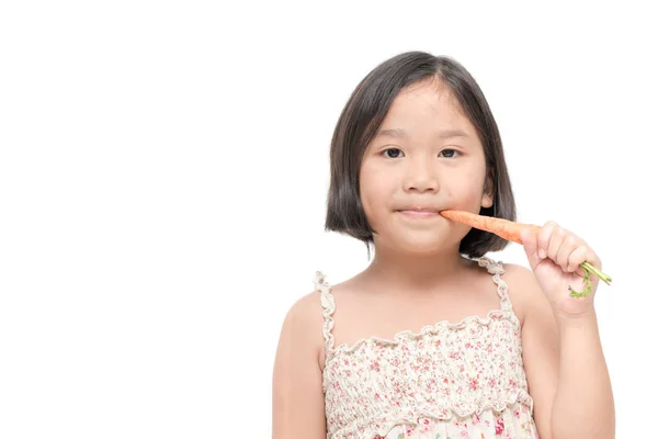 Bonito ásia menina comer bebê cenoura isolado no branco fundo . — Fotografia de Stock