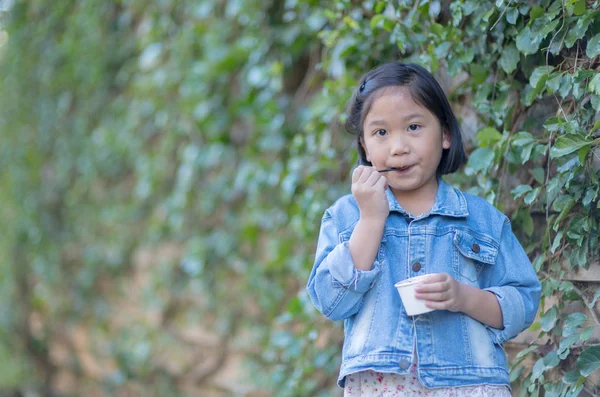 Linda chica asiática usar jeans chaqueta disfrutar comiendo helado — Foto de Stock