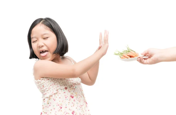 Aziatische kind meisje met expressie van walging tegen groenten ik — Stockfoto