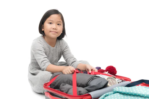 Ασιατικό χαριτωμένο κορίτσι βαλίτσες που προετοιμάζονται για ταξίδι ταξίδι απομονώνεται — Φωτογραφία Αρχείου