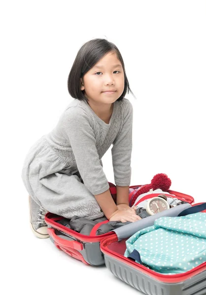 Ładna dziewczyna azjatyckich pakowania walizki, przygotowanie do podróży podróży isol — Zdjęcie stockowe