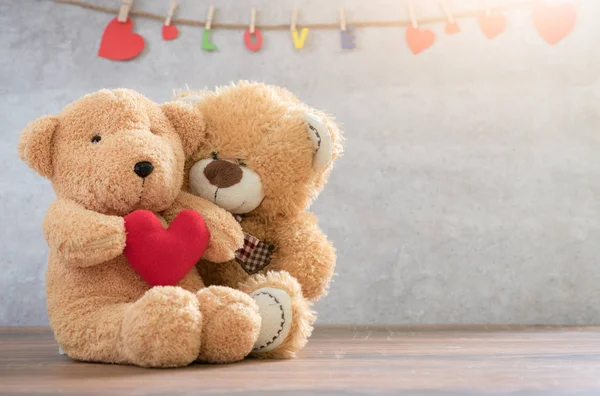 Twee teddy beer met hart op marmeren achtergrond — Stockfoto