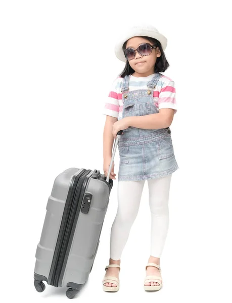 Portrait de mignonne asiatique fille porter des lunettes de soleil avec valise — Photo