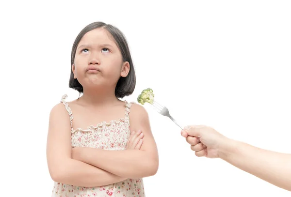Menina com expressão de nojo contra vegetais isolados — Fotografia de Stock