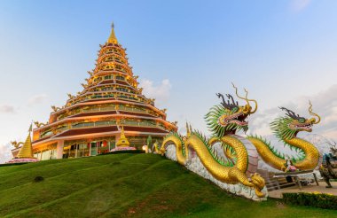 Çift ejderha ve Pagoda adlı Wat Huay Pla Kang 