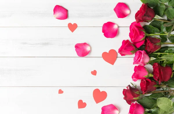 Red and pink rose with paper heart on white wood — Stock Photo, Image