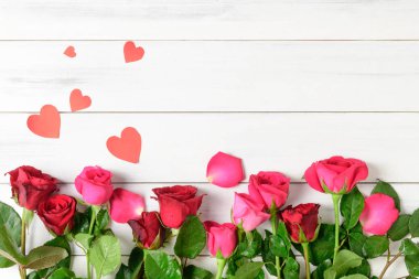 Kırmızı ve Pembe Beyaz ahşap bcakground üzerinde kağıt kalpli gül