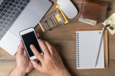 mobil iş kavramı: Erkek el akıllı telefon kullanma 