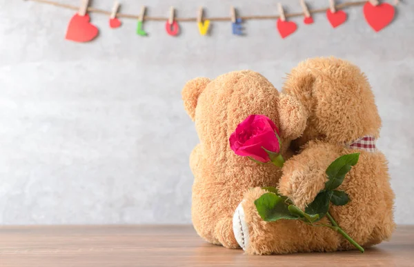 Back side of two teddy Bear with red rose — Stock Photo, Image