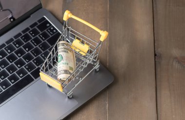 Para Doları nakit banknot arabası alışveriş sepeti içinde 