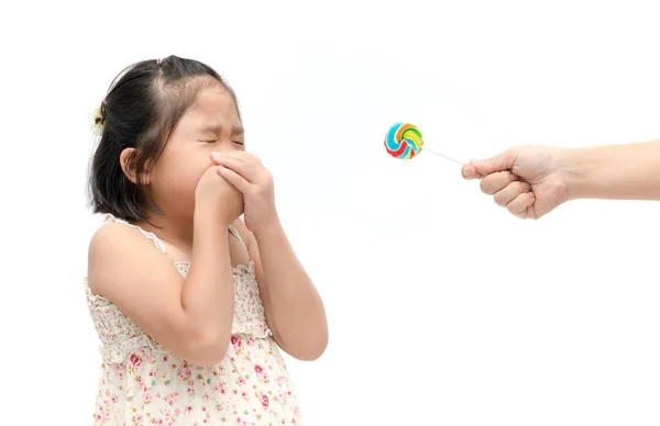 Meisje met uitdrukking van afkeer tegen snoep en lijden — Stockfoto