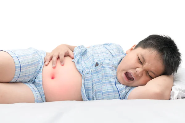 Niño gordo que sufre de dolor de estómago aislado — Foto de Stock