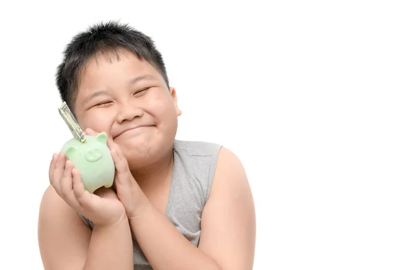 Übergewichtiger Junge mit Sparschwein in der Hand isoliert auf weißem Hintergrund — Stockfoto