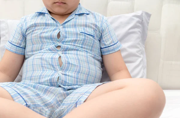 Grasso obeso in sovrappeso. Camicia stretta di pigiama — Foto Stock
