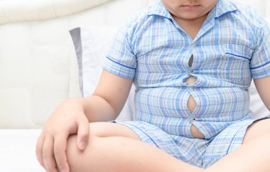 Şişman çocuk kilolu obez. Sıkı gömlek pijama, 