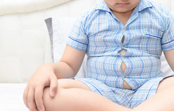 Rapaz gordo obeso com excesso de peso. Camisa apertada de pijama , — Fotografia de Stock