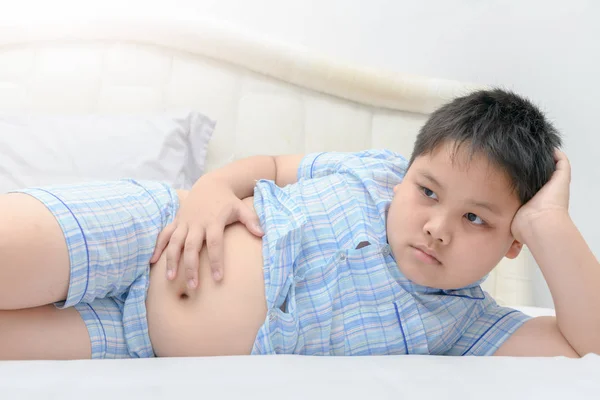 Obeso gordito mentir mostrar estómago en cama — Foto de Stock