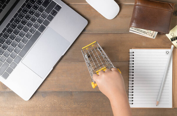 корзина для покупок с ноутбуком и чистой бумагой
