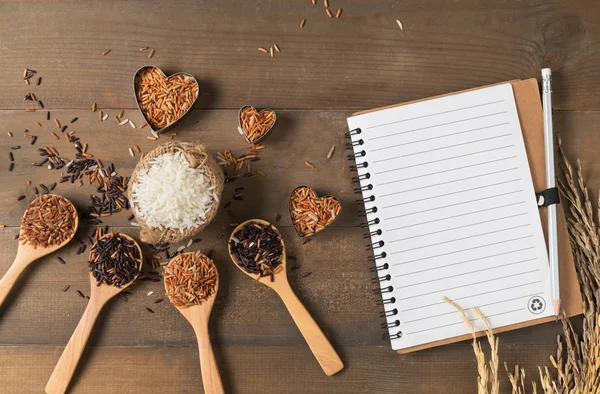 Baies de riz, riz mélangé brun et thaï rouge avec carnet vierge — Photo