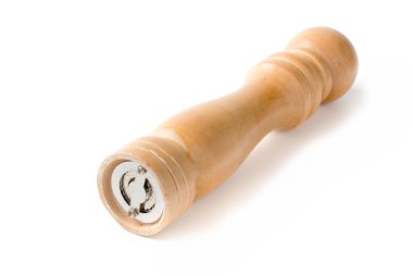 ahşap karabiber değirmeni beyaz zemin üzerine izole