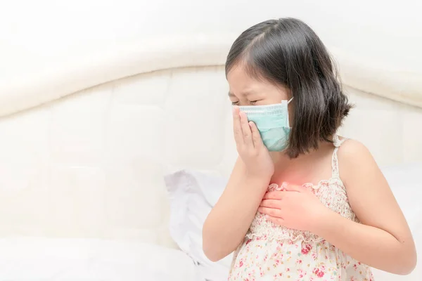 Asiática chica sufrir de tos con cara máscara protección — Foto de Stock