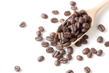 Ahşap Kepçe izole içinde kavrulmuş kahve çekirdekleri 