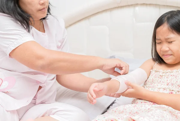 Esguince de brazo de madre de niño de primeros auxilios — Foto de Stock