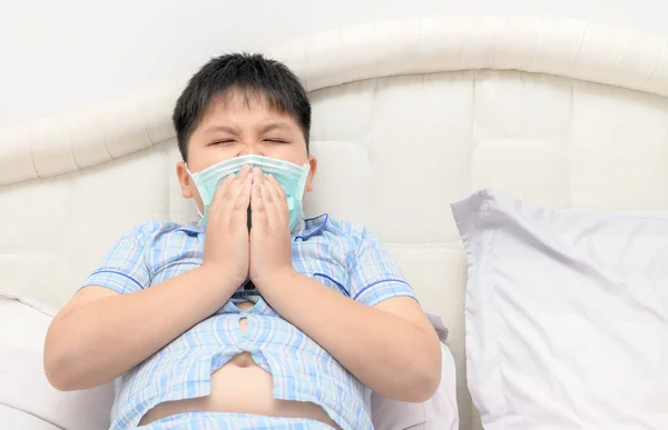 Asiático obeso gordito chico estornudo con cara máscara protección —  Fotos de Stock