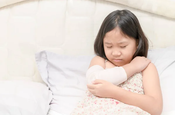 Meisje met haar beschadigde rechterarm — Stockfoto