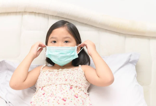 Άρρωστο κορίτσι φορούν μάσκα προστασίας για την προστασία των ιών — Φωτογραφία Αρχείου