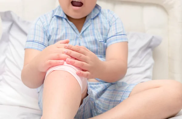 Niño gordo obeso que sufre de dolor de rodilla — Foto de Stock