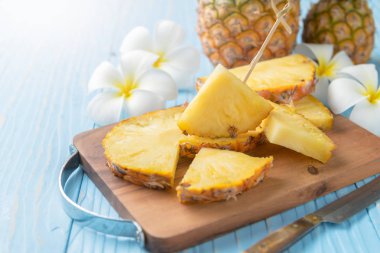 ahşap blok üzerinde taze dilimlenmiş ananas 