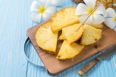 ahşap blok üzerinde taze dilimlenmiş ananas