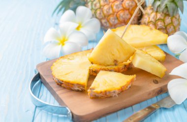 ahşap blok üzerinde taze dilimlenmiş ananas