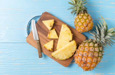 ananas ahşap blok ve mavi ahşap dilimlenmiş 