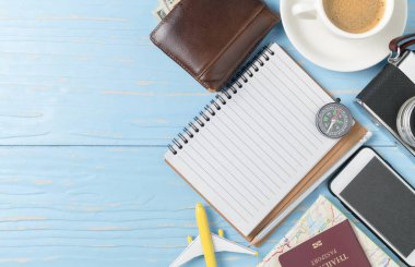 Boş Not Defteri ile akıllı telefon pasaport ve fotoğraf makinesi 