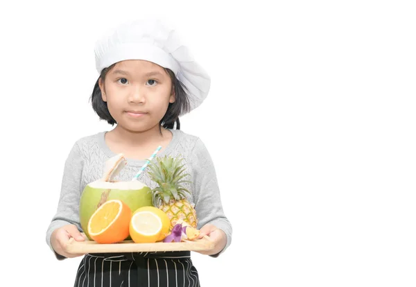 Retrato de chef bonito menina com frutas mix, laranja, coco e — Fotografia de Stock