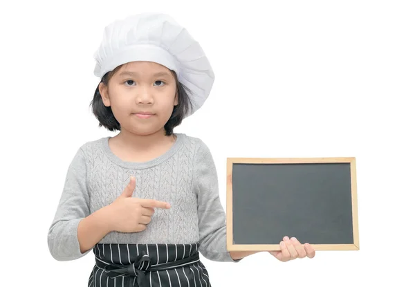 Pouco asiático menina chef no uniforme cozinhar segurando blackboard — Fotografia de Stock