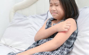 Kız el ile kaşıntı çizik 