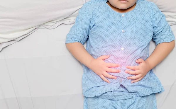 Asiático gorda niño sufriendo de dolor de estómago — Foto de Stock