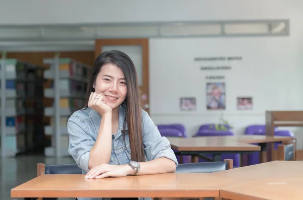 도서관 대학에 자신감 웃는 학생 아시아 소녀 — 스톡 사진