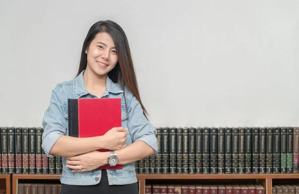 Magabiztos mosolygó diák ázsiai lány egyetemi könyvtár — Stock Fotó