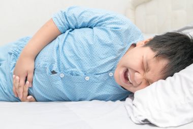 Asyalı çocuk karın ağrısı acı 